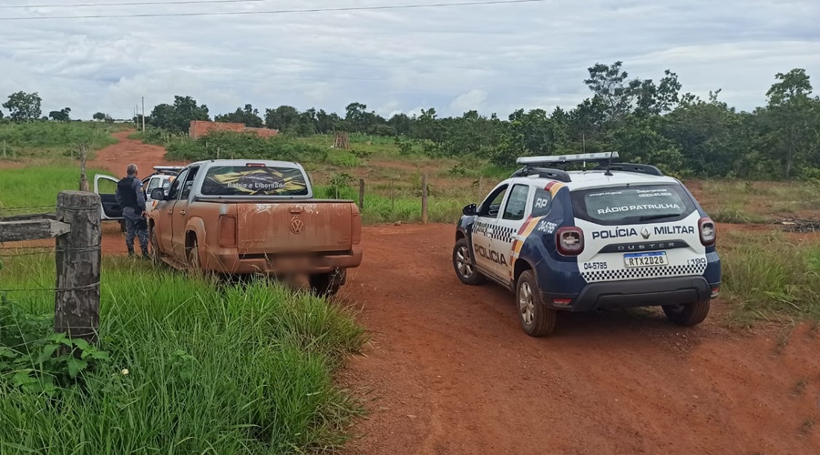 Imagem: Caminhonete recuperada pela Policia Militar Em menos de 3h, Polícia Militar recupera caminhonete roubada e apreende um dos suspeitos