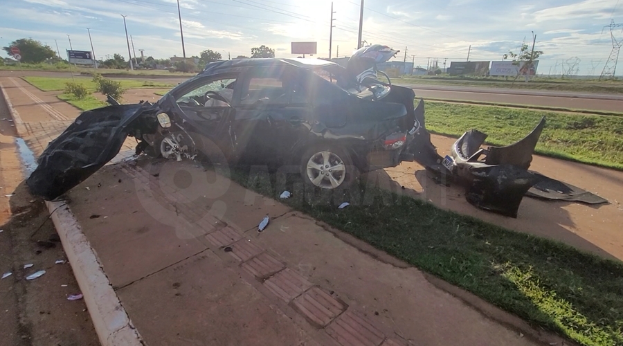 Imagem: Capotamento avenida dos Estudantes Motorista 'rampa' quebra-molas e capota veículo na Avenida dos Estudantes