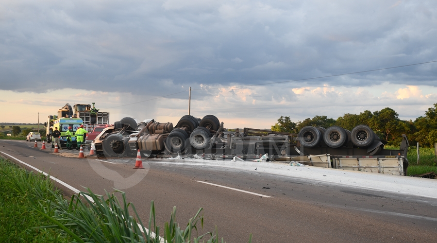 Imagem: Colisao envolvendo tres veiculos de carga Caminhoneiro morre preso às ferragens após atingir veículo de carga em duas carretas na BR-364  