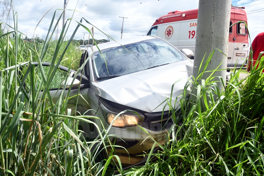 Imagem: Condutor passa mal perde controle e bate em poste na Avenida Bandeirantes Motorista passa mal e bate carro em poste na avenida Bandeirantes