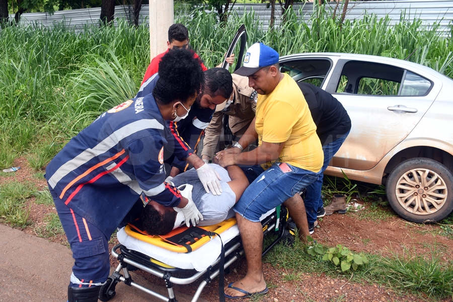 Imagem: Condutor passa mal perde controle e bate em poste na Avenida Bandeirantes Roo Motorista passa mal e bate carro em poste na avenida Bandeirantes