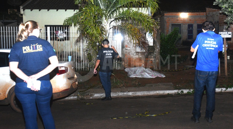 Imagem: Equipe da Politec e Policia Civil no local do crime Rondonópolis | Homem é assassinado na frente da mãe com vários tiros