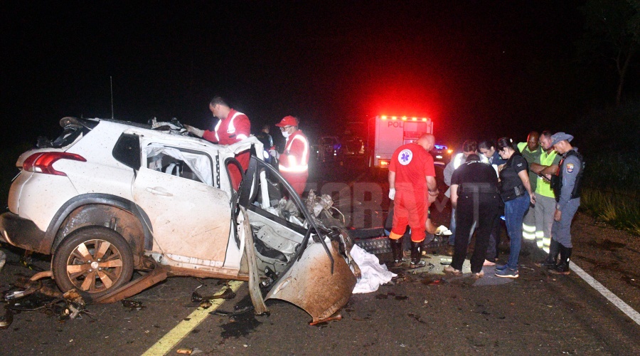 Imagem: Equipe desencarcerando a vitima das ferragens Morador de Rondonópolis | Após ultrapassagem, motorista morre em colisão frontal com ônibus de viagem