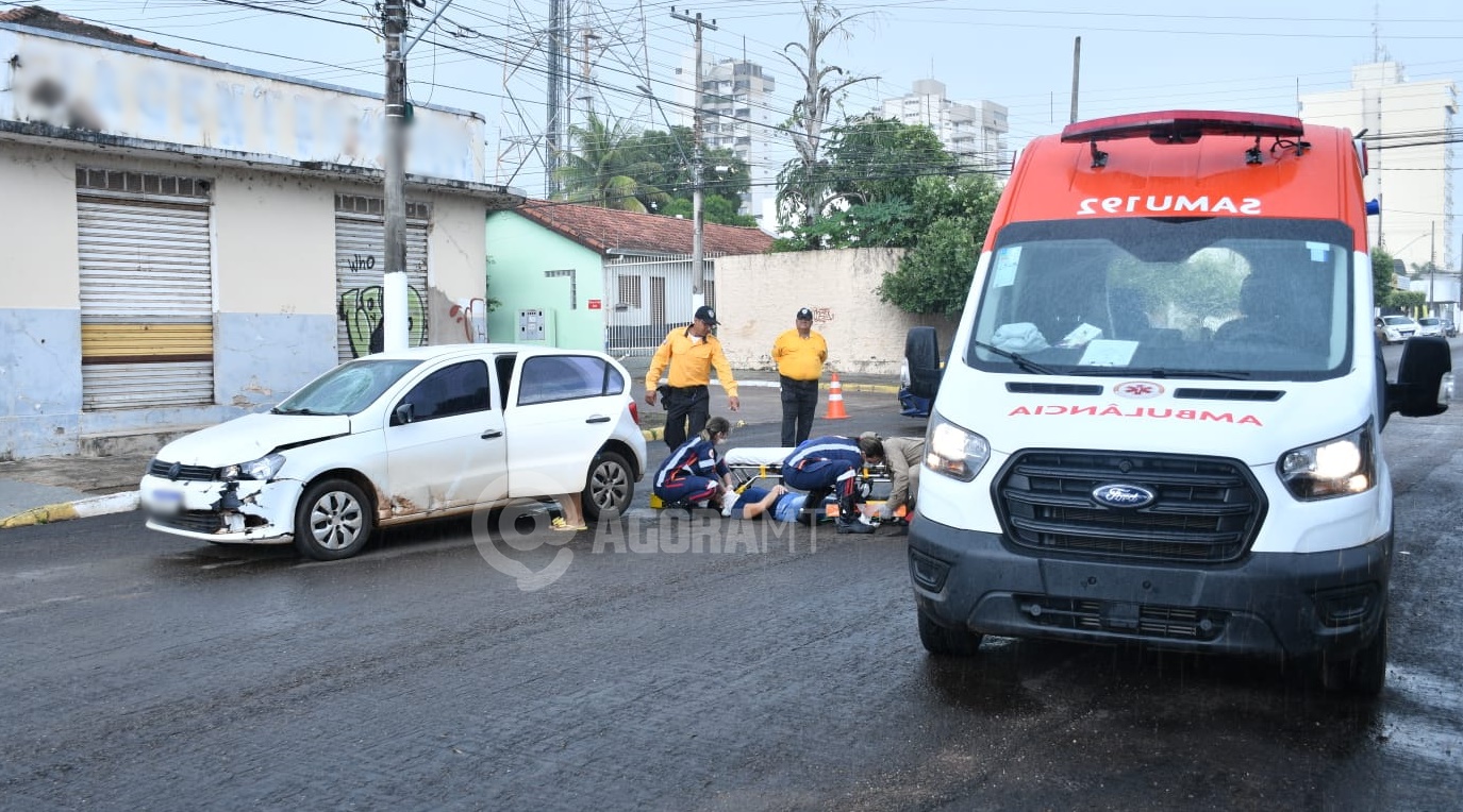 Imagem: Fiscais de transito no local do acidente Motociclista não respeita sinalização, causa acidente e fica ferida com fratura