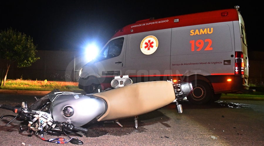 Imagem: Moto da vitima apos a colisao Na contramão, motorista de carro bate de frente com motociclista e foge do local