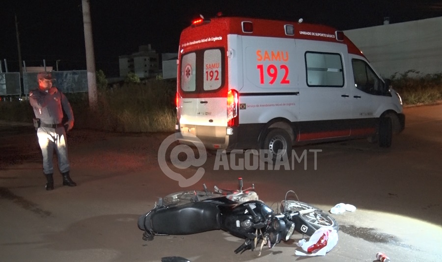 Imagem: Motocicleta envolvida no acidente Após comprar bebida alcoólica, motociclista invade a preferencial e causa acidente