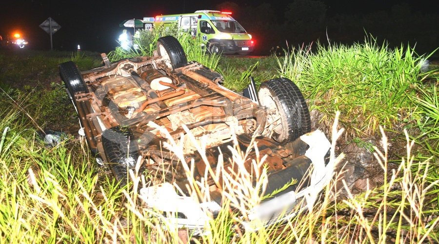 Imagem: O veiculo capotou no Km 55 da BR 163 Motorista quebra o pescoço e morre em acidente; filho que estava no carro sai ileso