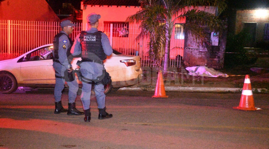 Imagem: Policia Militar isolou o local Rondonópolis | Homem é assassinado na frente da mãe com vários tiros