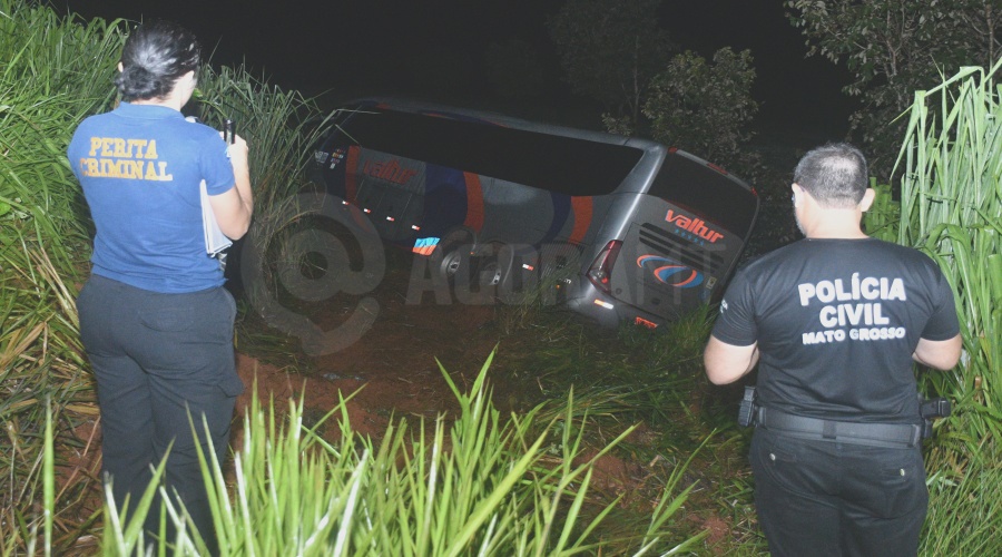 Imagem: Politec e Policia Civil tambem esteve no local Morador de Rondonópolis | Após ultrapassagem, motorista morre em colisão frontal com ônibus de viagem