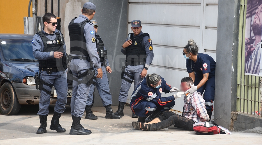 Imagem: Suspeito sendo atendido pelo Samu Dirigindo em alta velocidade, homem fura bloqueio policial e causa acidente em Rondonópolis