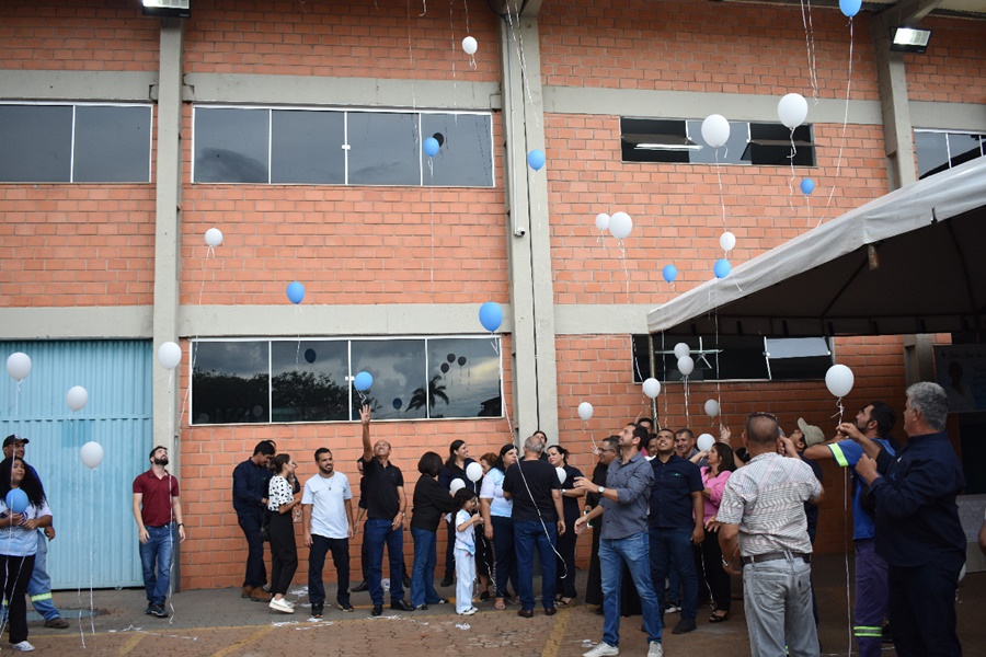 Imagem: Terezinha Sanear Colaboradores, amigos e familiares fazem homenagem e cobram investigação sobre a morte de ex-diretora do Sanear