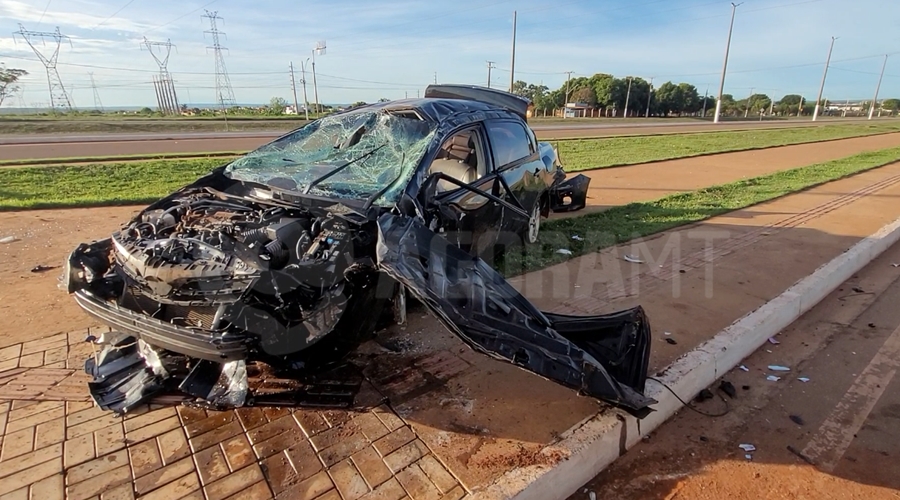 Imagem: Veiculo destruido apos capotamento Motorista 'rampa' quebra-molas e capota veículo na Avenida dos Estudantes