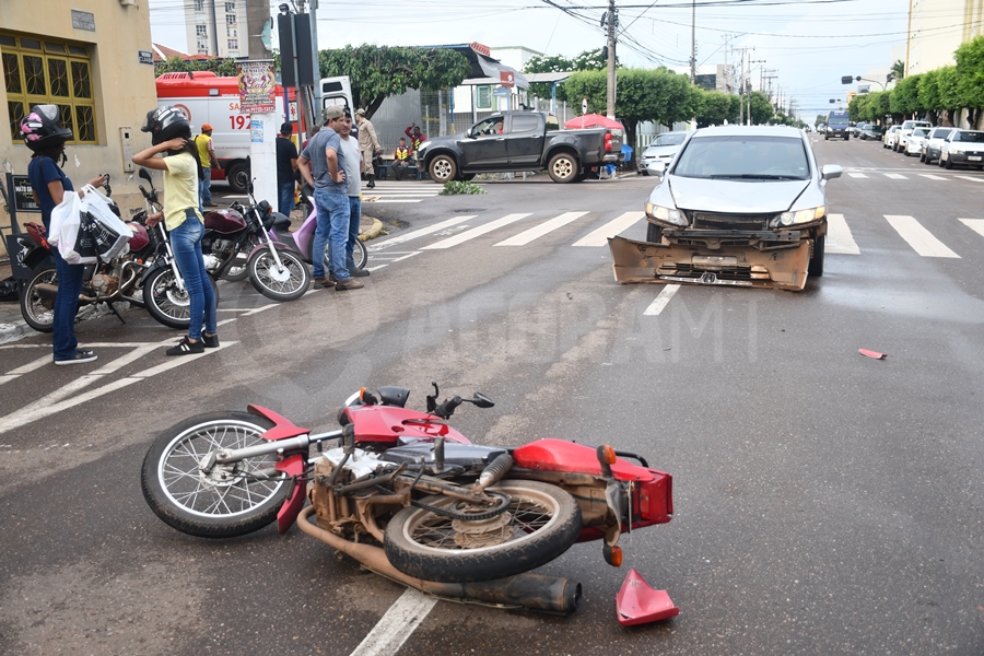 Imagem: Veiculos envolvidos no acidente Casal fica ferido em acidente entre moto e carro na região central de Rondonópolis