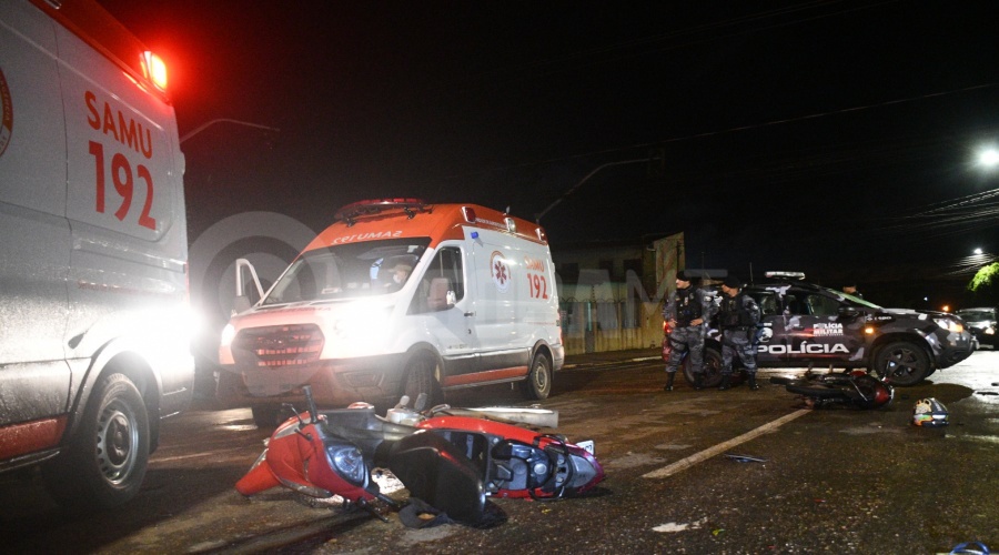 Imagem: Viaturas do Samu e Policia Militar no local do acidente Motociclista avança no sinal vermelho e duas pessoas ficam feridas; uma delas com traumatismo e fratura