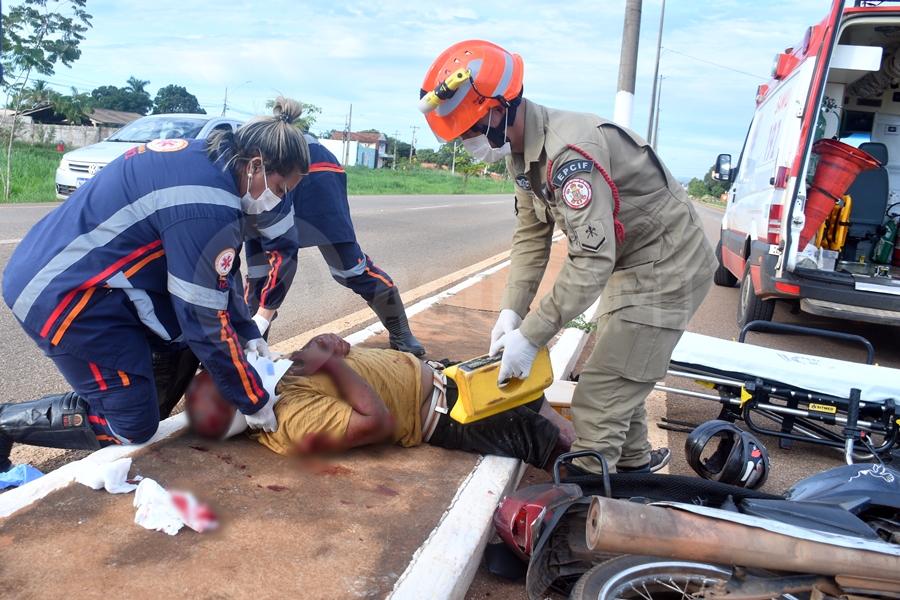 Imagem: Vitima sendo atendida pelo samu na Avenida dos estudantes Condutor de motocicleta fica ferido após bater na traseira de carro na Avenida dos Estudantes