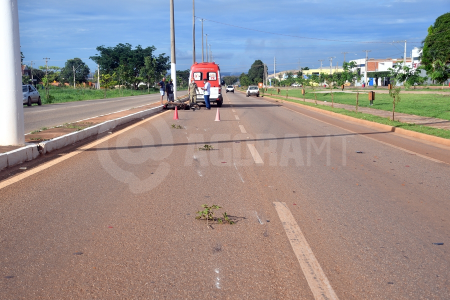 Imagem: Vitima sendo atendida pelo samu na Avenida dos estudantes ROO Condutor de motocicleta fica ferido após bater na traseira de carro na Avenida dos Estudantes