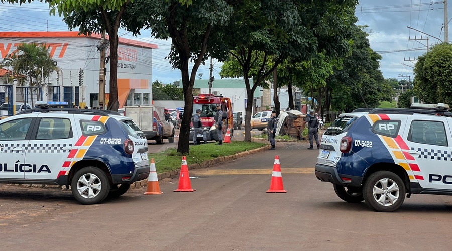 Imagem: acidente 2 3 Pedreiro morre preso às ferragens após carro bater em árvore