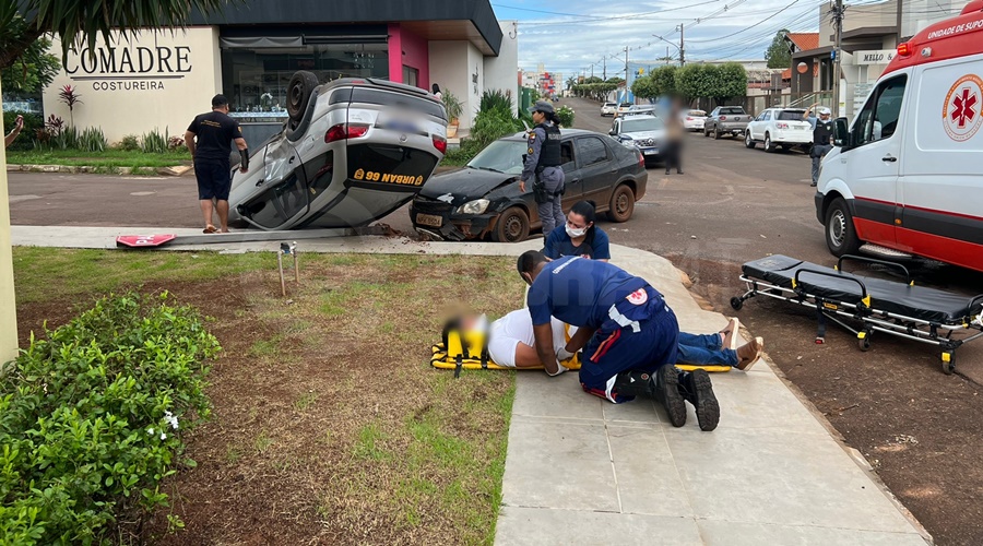 Imagem: acidente 2 4 Motorista invade preferencial, provoca acidente e carro capota