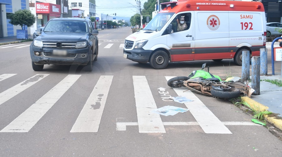 Imagem: acidente 3 1 Casal fica ferido após moto ser atingida por caminhonete no Centro