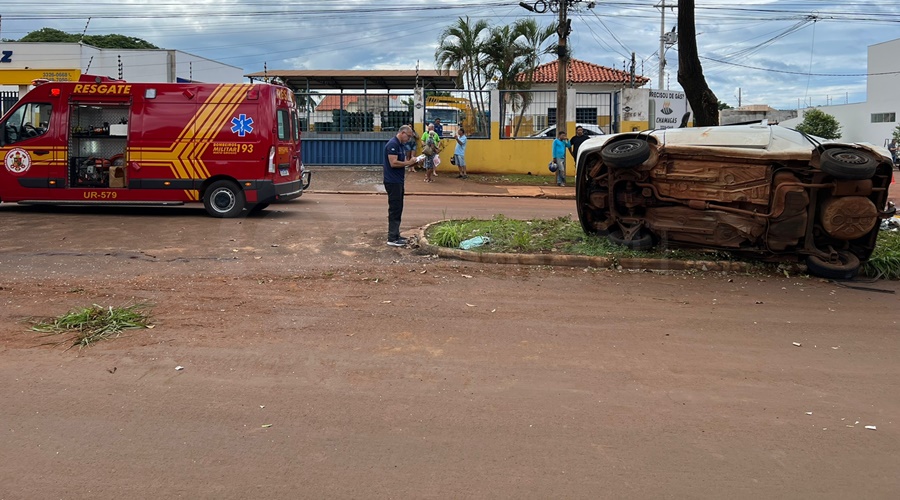 Imagem: acidente 4 1 Pedreiro morre preso às ferragens após carro bater em árvore