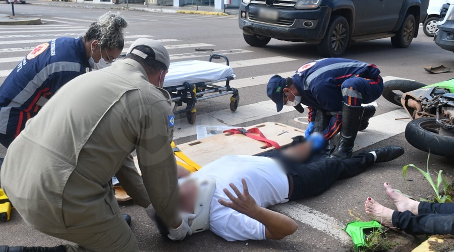 Imagem: acidente 4 2 Casal fica ferido após moto ser atingida por caminhonete no Centro