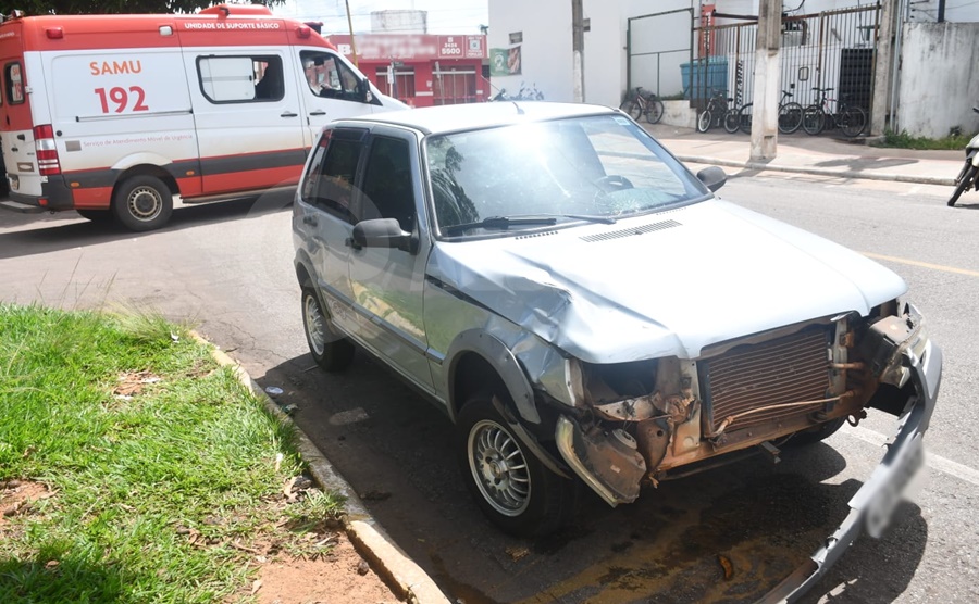 Imagem: acidente VOP Motociclista cruza sinal vermelho e bate em carro na Vila Operária