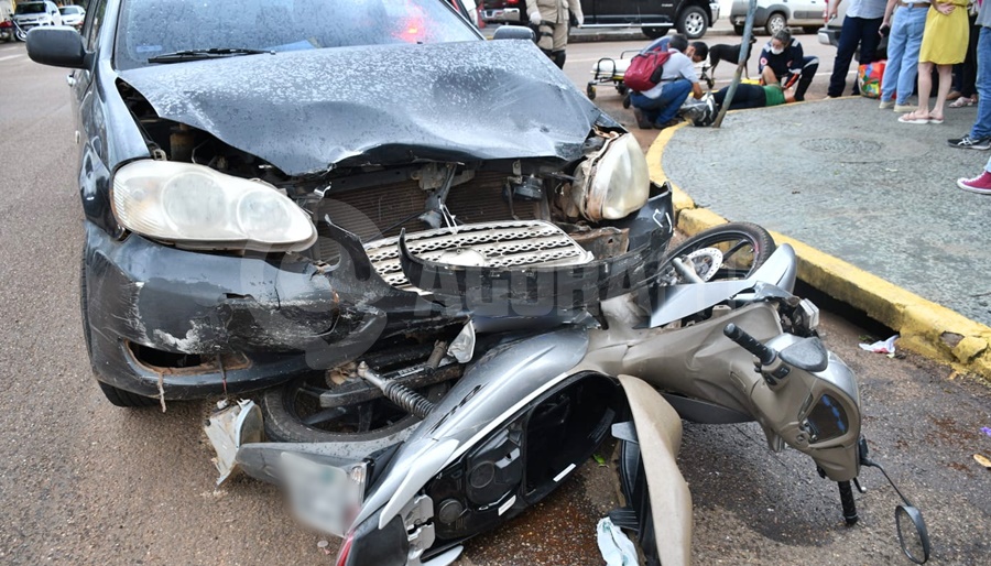 Imagem: acidente moto carro Motociclista atravessa sinal vermelho e acaba ferida após ser atingida por carro