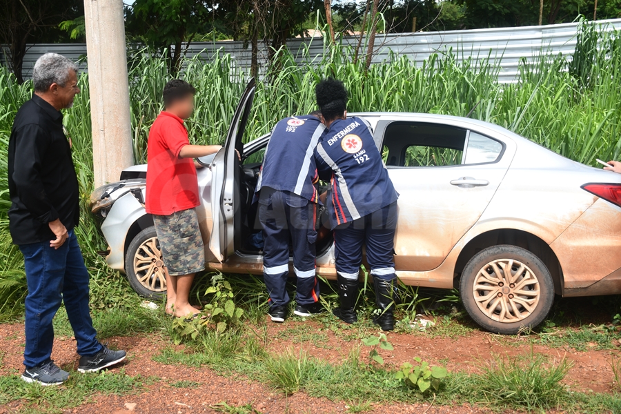 Imagem: vitima de acidente sendo atendida pela equipe do samu Motorista passa mal e bate carro em poste na avenida Bandeirantes