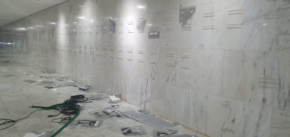 Galeria de fotos dos presidentes da República, no Palácio do Planalto, destruída por bolsonaristas terroristas  — Foto: Divulgação 