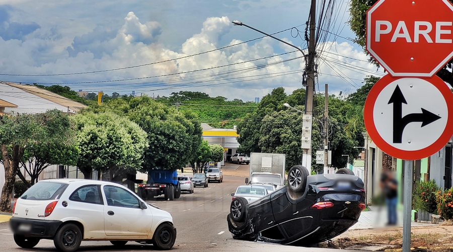 Jovem tem nariz quebrado após motorista invadir pista preferencial e provocar capotamento