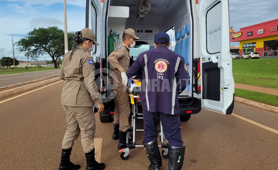 Imagem: A mulher foi encaminhada para o Hospital Regional Mulher fica em estado gravíssimo ao bater a cabeça após pneu de moto estourar