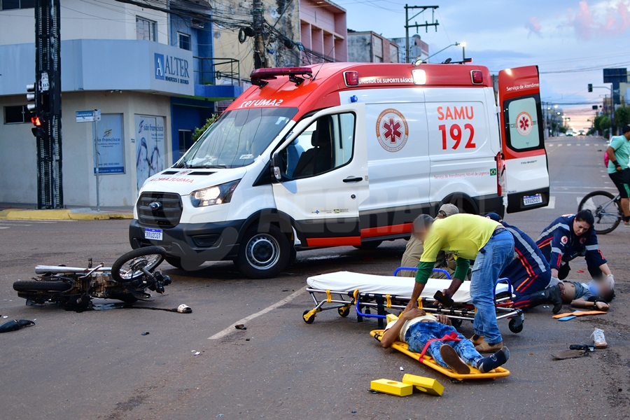 Imagem: Acidente area central samu atendendo vitimas Motociclista e garupa ficam feridos após batida em cruzamento no Centro