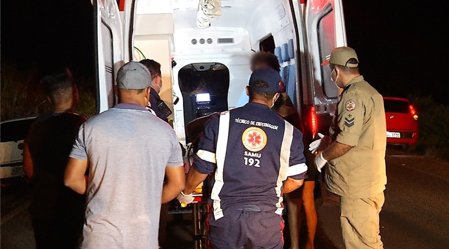 Imagem: As vitimas foram socorridas pelo Samu 1 Buraco na pista faz motociclista perder o controle e acidente deixa mãe e duas crianças feridas