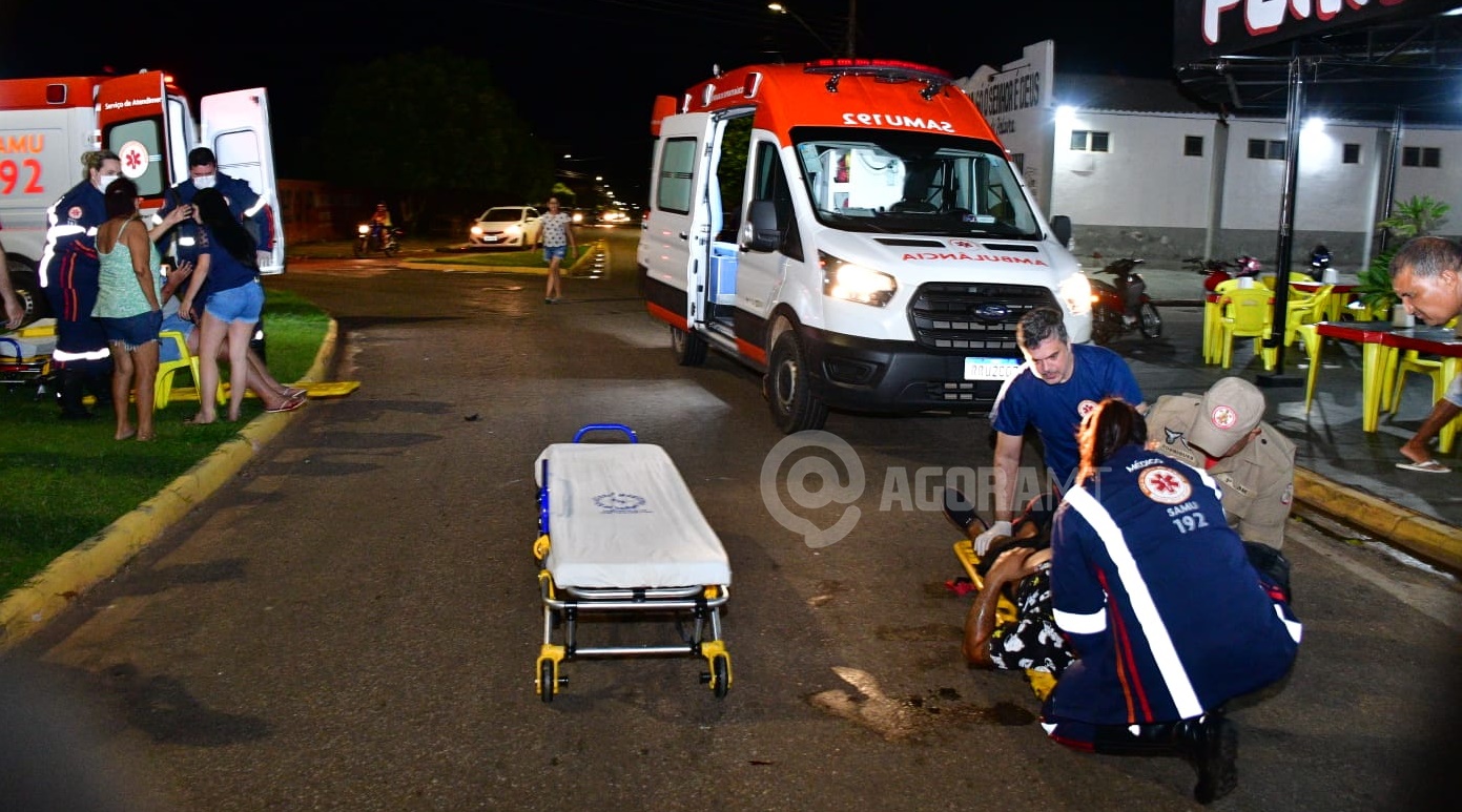 Imagem: Duas viaturas do Samu foram acionadas para o socorro Na contramão, motociclista causa acidente e duas pessoas ficam feridas