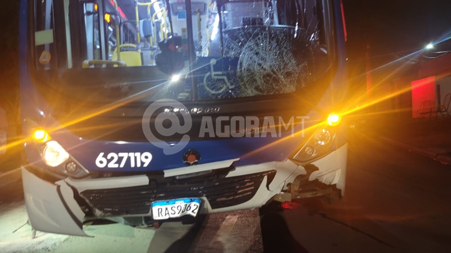 Imagem: Estragos na frente do onibus Motociclista sofre fraturas expostas após grave acidente com ônibus; moto foi arrastada