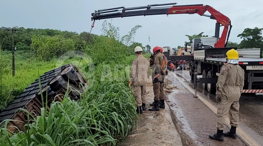 Imagem: Gincho retirando a carreta do riacho Caminhoneiro morre após perder o controle, cair em ribanceira e ficar preso às ferragens