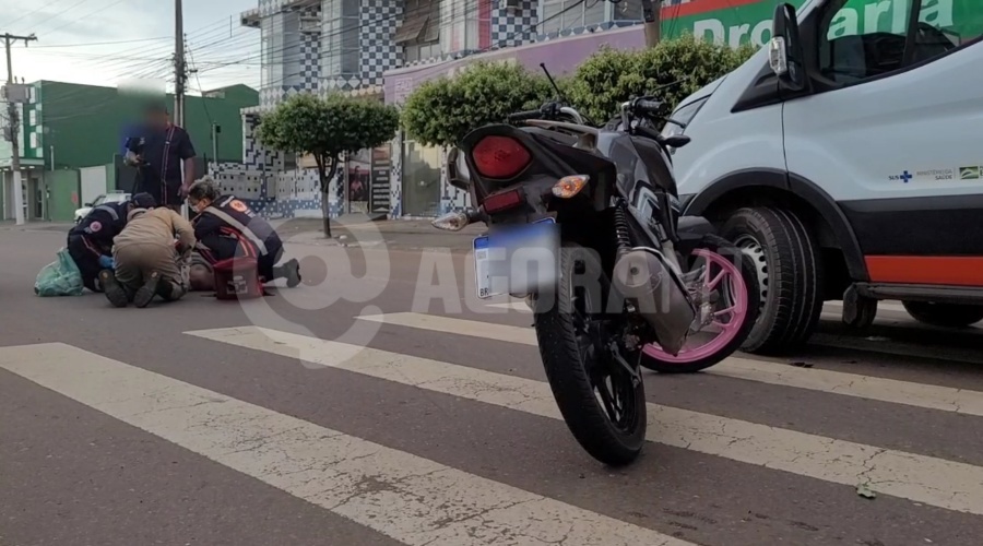 Imagem: Motocicleta envolvida no acidente Acidente entre taxi e moto deixa duas pessoas feridas no Centro de Rondonópolis