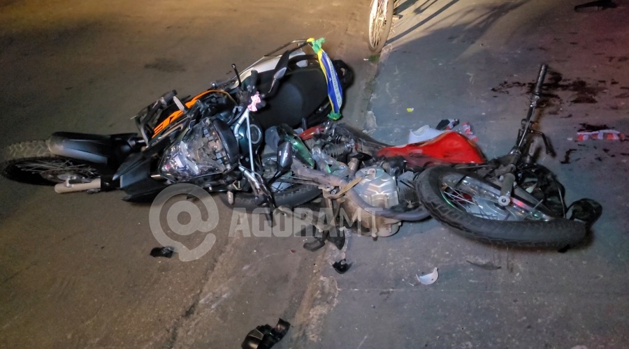 Imagem: Motocicletas envolvidas no acidente Duas pessoas sofrem graves ferimentos após acidente; umas delas teve fratura de face e perca dentária