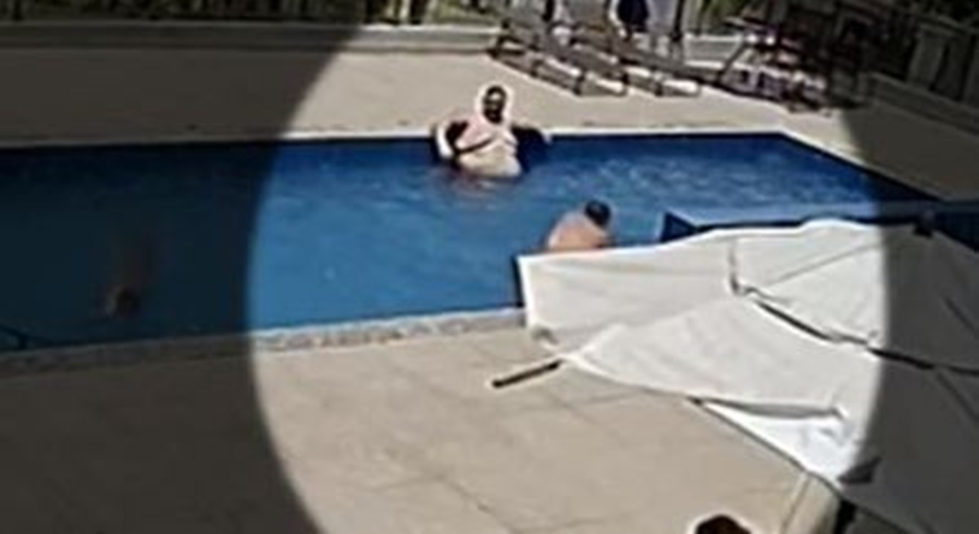 Imagem: PISCINA Mulher pega criança pelo pescoço e tenta afogá-la em piscina de condomínio