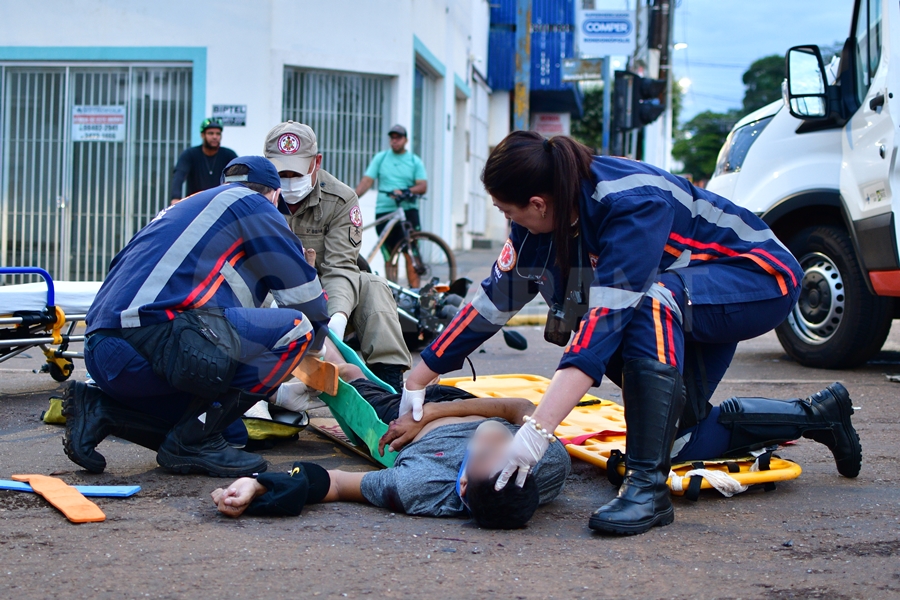 Imagem: Samu atendendo vitima de acidente na area central roo Motociclista e garupa ficam feridos após batida em cruzamento no Centro