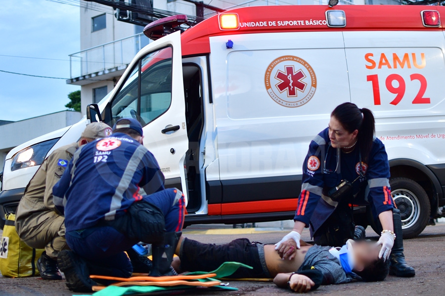 Imagem: Samu atendendo vitima de acidente na area central Motociclista e garupa ficam feridos após batida em cruzamento no Centro