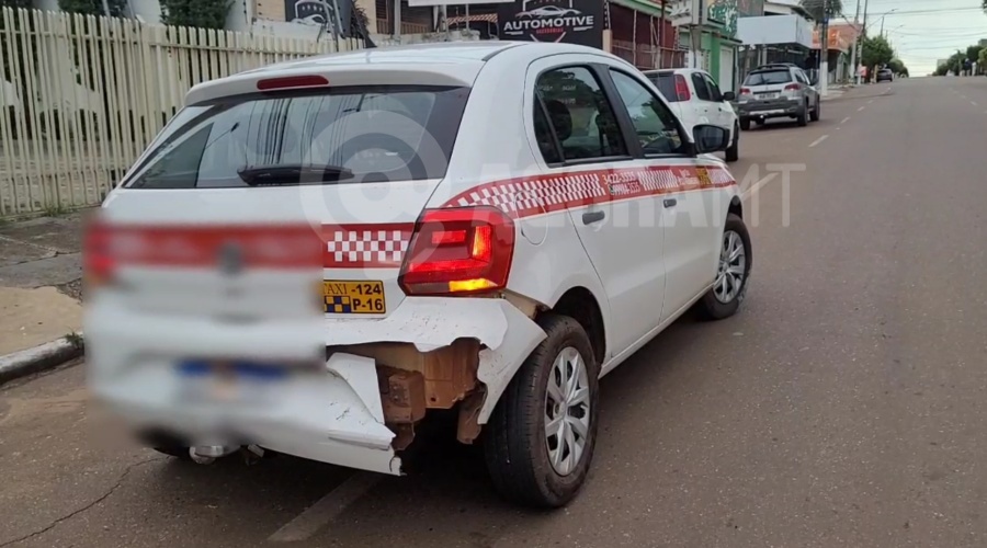 Imagem: Taxi envolvido no acidente Acidente entre taxi e moto deixa duas pessoas feridas no Centro de Rondonópolis