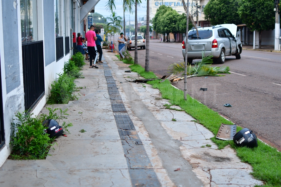 Imagem: Veiculo sanificado com o impacto 01 Motociclista e garupa ficam feridos após batida em cruzamento no Centro