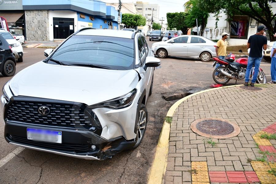 Imagem: Vitima de acidente sendo socorrida pelo samu 01 Motociclista é socorrido com fratura na perna após batida com carro