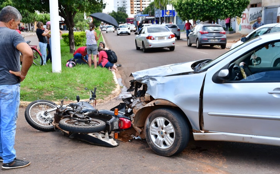 Imagem: acidente cruzamento Motociclista é arremessado em canteiro central após batida com carro na avenida Brasil