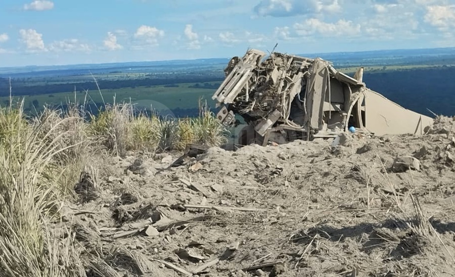 Imagem: carreta tombada Irmãos ficam feridos após carreta capotar e ficar totalmente destruída