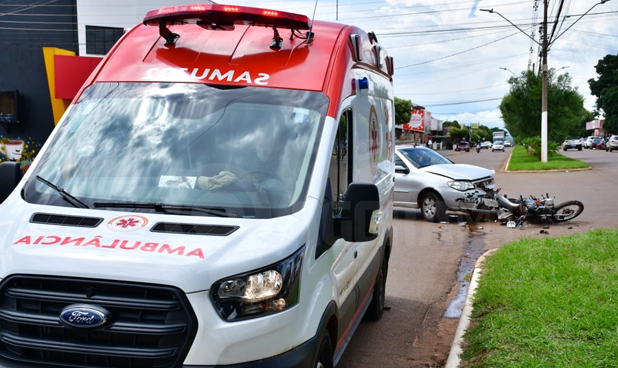 Imagem: cruzamento acidente 1 Motociclista é arremessado em canteiro central após batida com carro na avenida Brasil