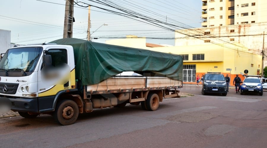 Imagem: Caminhao envolvido no acidente Motorista de caminhão invade a preferencial e deixa motociclista gravemente ferido