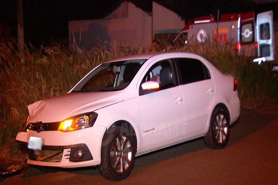 Imagem: Carro envolvido acidente Motociclista tem perna dilacerada após invadir preferencial e causar acidente