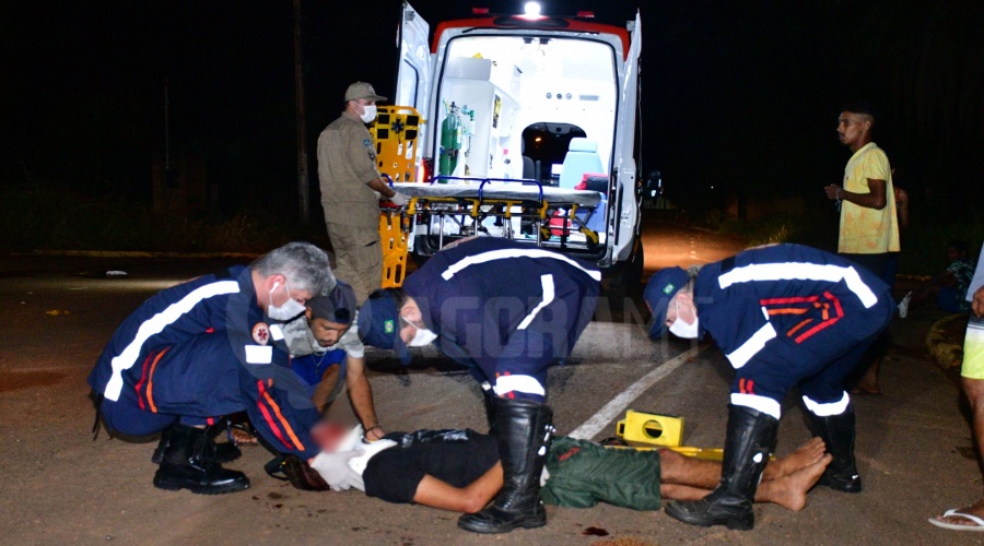 Imagem: Ciclista sendo socorrido pela equipe do Samu Ciclista fica em estado grave após colisão frontal com motocicleta